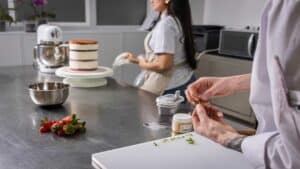 Un homme est une femme qui cuisine