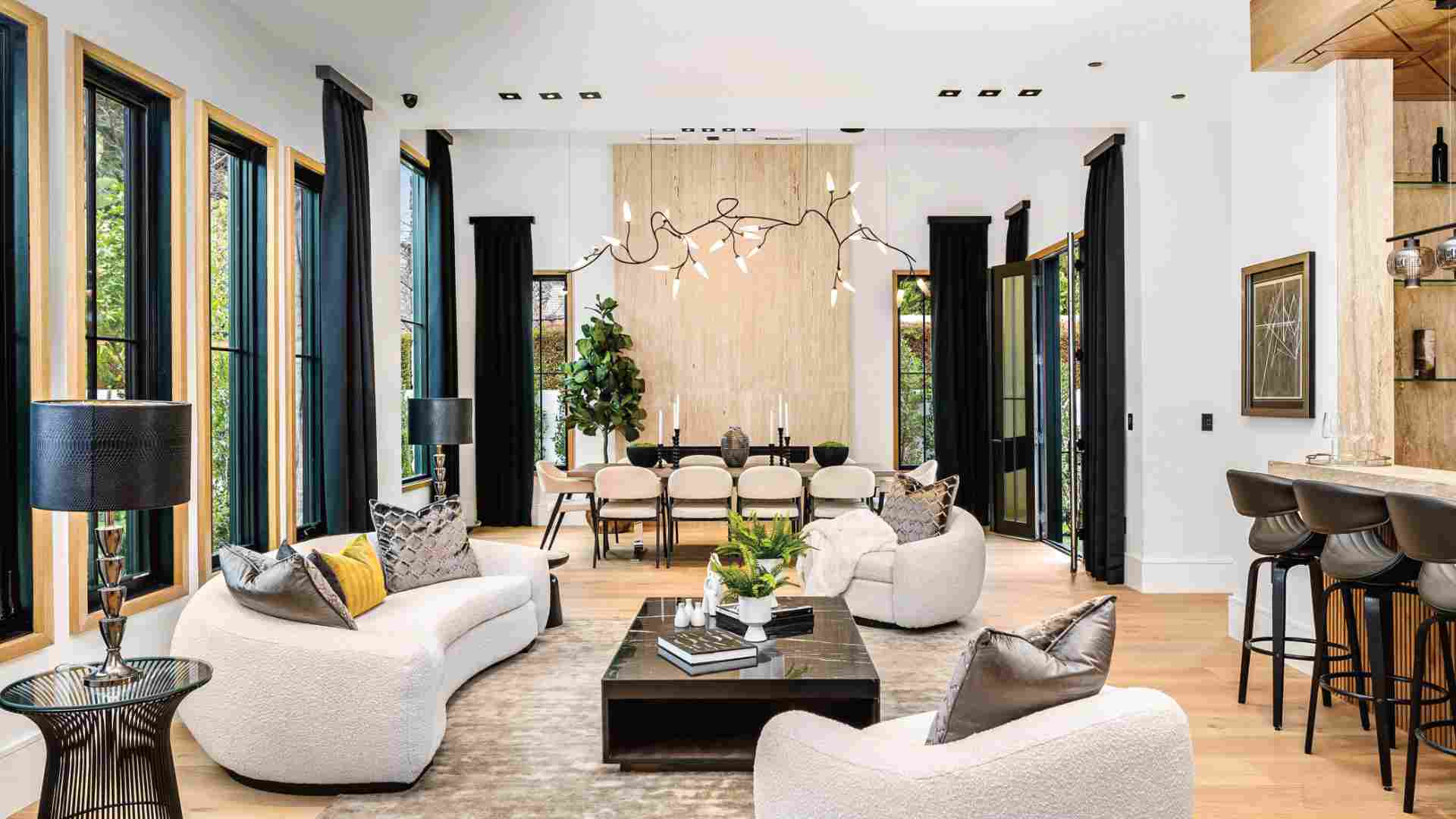 Grand salon lumineux de luxe